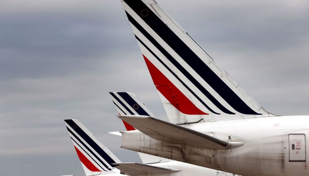 French lawmakers vote to ban some domestic flights to reduce carbon emissions