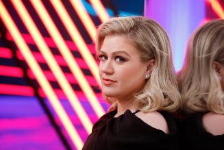 Kelly Clarkson Is ‘Stressed’ Making a Tough Call on ‘The Voice’ Knockout: Watch