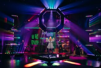 Kelly Clarkson Gets Funky & ‘Lucky’ For Her Technicolor Daft Punk Cover