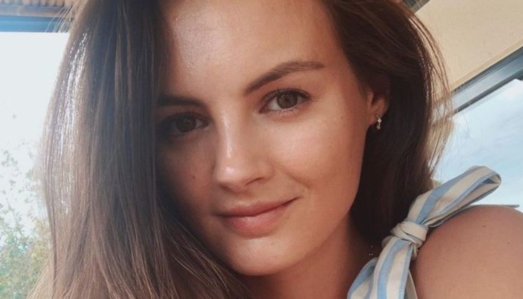 The Contents of Niomi Smart’s Makeup Bag Cost £224—Here’s What’s Inside