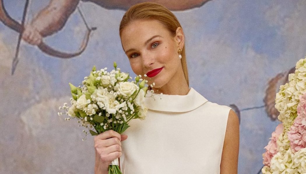 17 Gorgeous Yet Casual Wedding Dresses For Your Intimate Summer Ceremony