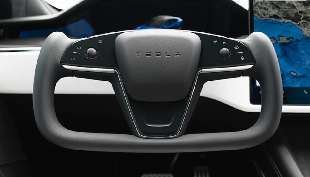 2022 Tesla Model S Plaid Steering Yoke Review: The Pros and Cons