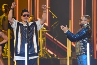 Chino y Nacho Reunite at 2021 Premios Juventud for Emotional Performance