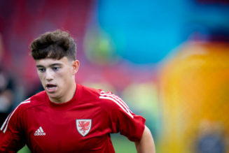 Report: Leeds want to sign £45k-per-week star…PL club have made a decision