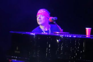 AXL ROSE Pays Tribute To Rapper BIZ MARKIE At GUNS N’ ROSES’ East Rutherford Concert (Video)