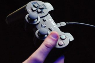 Gamer Gets Shocked By Lightning Strike Through His Wired Controller