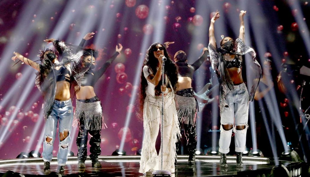 H.E.R. Delivers Crowd-Pleasing Performance With L.A. Phil at the Hollywood Bowl