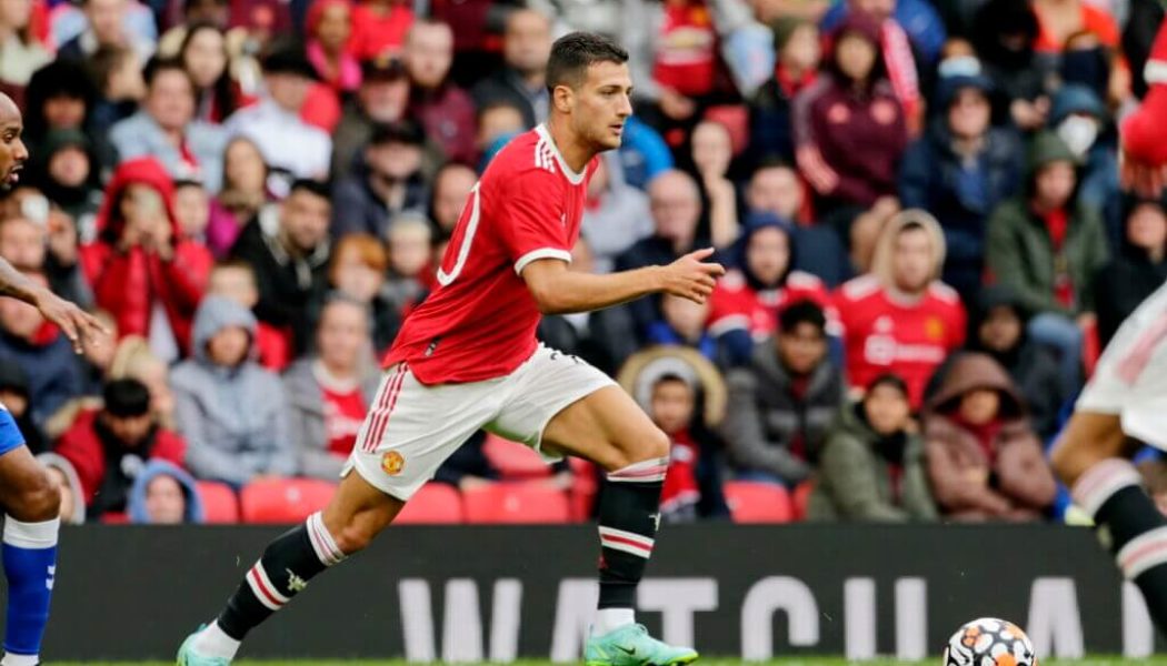 Manchester United star set to stay as Arsenal join race for international