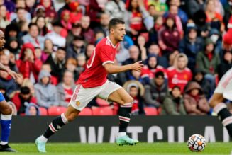 Manchester United star set to stay as Arsenal join race for international