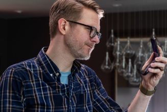 Motorola is updating its first-gen foldable Razr — with Android 11