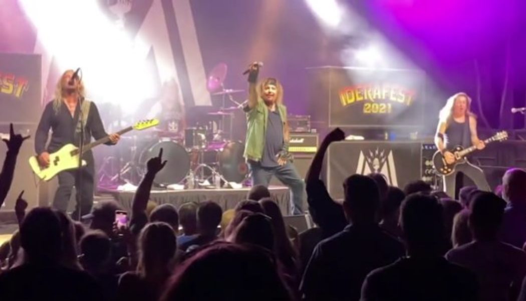 Watch VINCE NEIL Return To Live Stage After Disastrous Performance At Iowa Festival