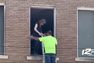 Reba McEntire Rescued After Staircase Collapse