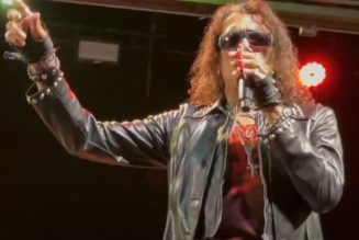 Watch STEPHEN PEARCY Perform RATT Classics In Houston