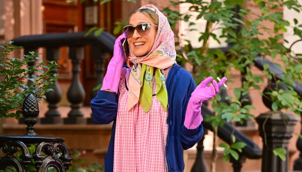 Carrie Bradshaw’s Pink Granny Chic Outfit Has the Internet Equally Confused and Excited