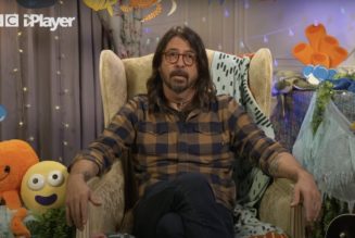 Dave Grohl Reads Ringo Starr’s Bedtime Story Octopus’s Garden: Watch