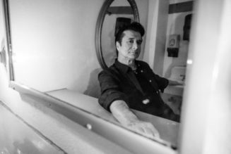 Ex-JOURNEY Singer STEVE PERRY Shares ‘Winter Wonderland’ From His Holiday Album ‘The Season’