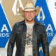 Jason Aldean Reacts to COVID-19 Vaccine Mandate in California Schools: ‘People Should Be Outraged’