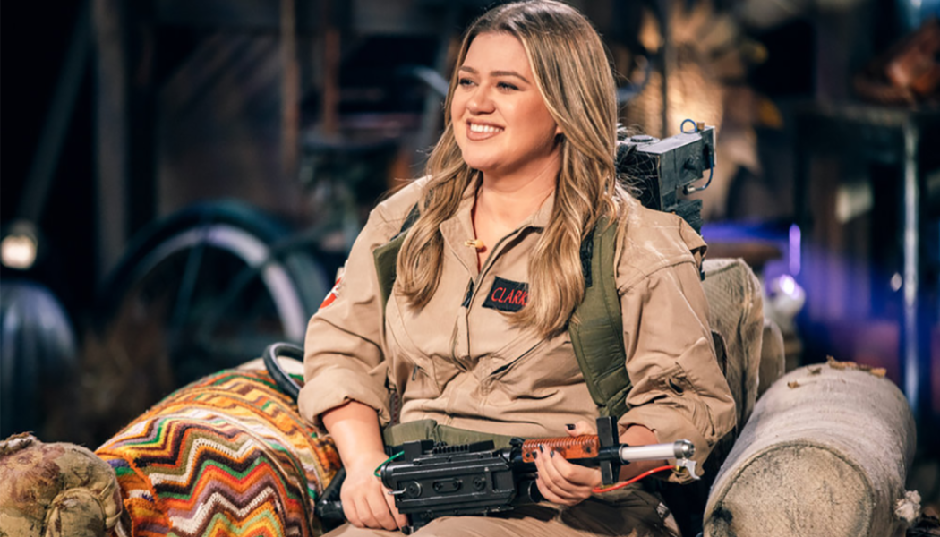 Kelly Clarkson Ain’t Afraid of No Covers: Watch Her Sing ‘Ghostbusters’ for Halloween Episode