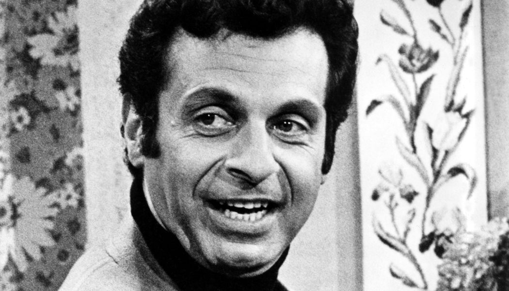Mort Sahl, Top Comedian & Host of First Grammy Awards Ceremony, Dies at 94
