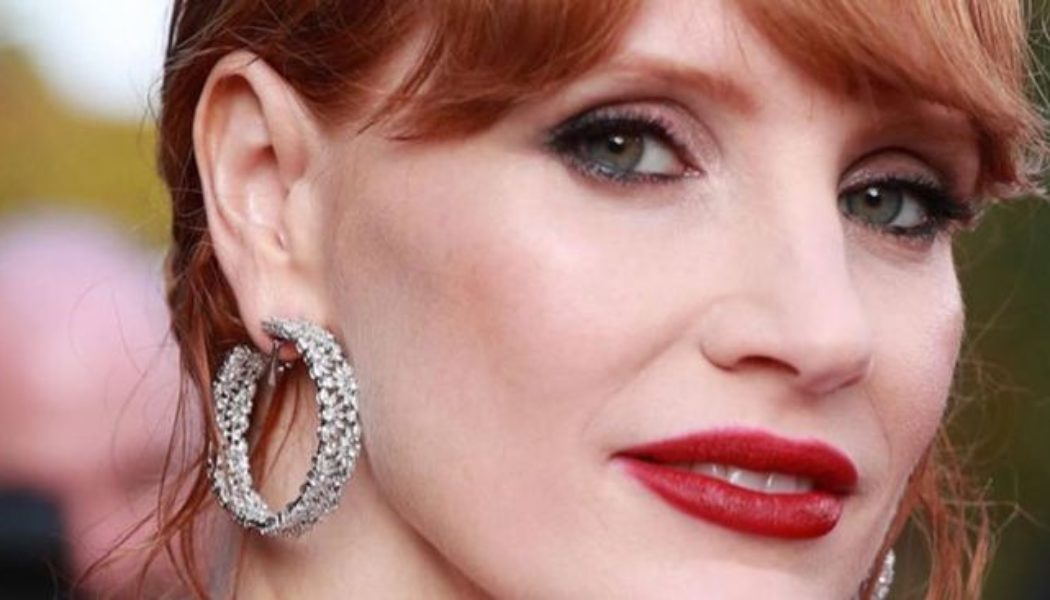 The 13 Foundations Celebrity Makeup Artists Always Use on Women Over 40