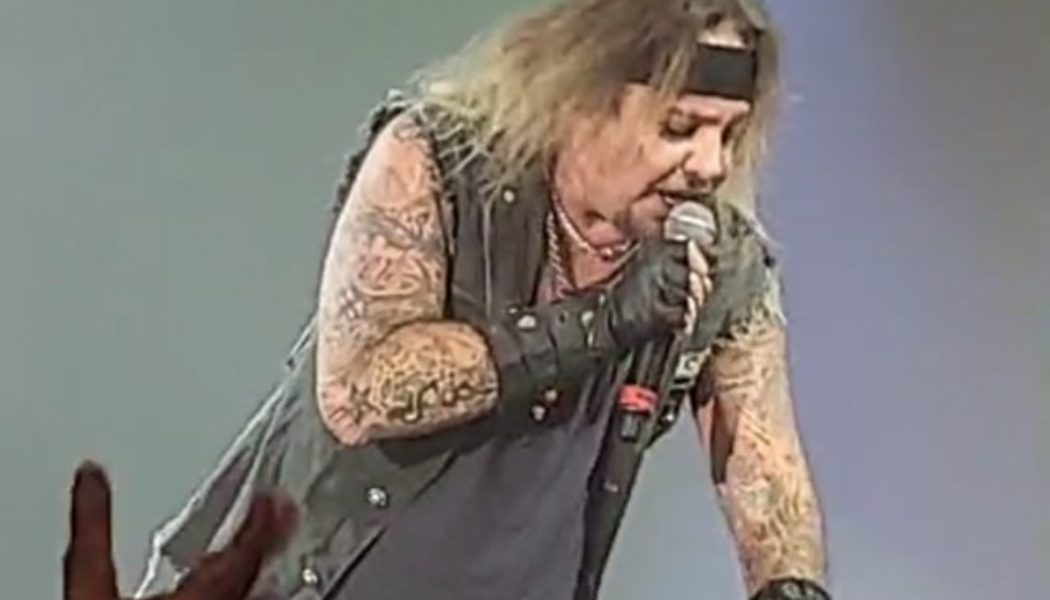 Video: MÖTLEY CRÜE’s VINCE NEIL Falls Off Stage In Tennessee