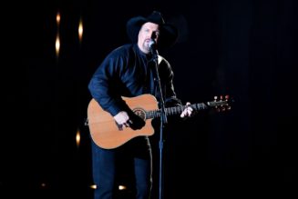Garth Brooks Brings The Hits, Salutes His Heroes at Nashville Show