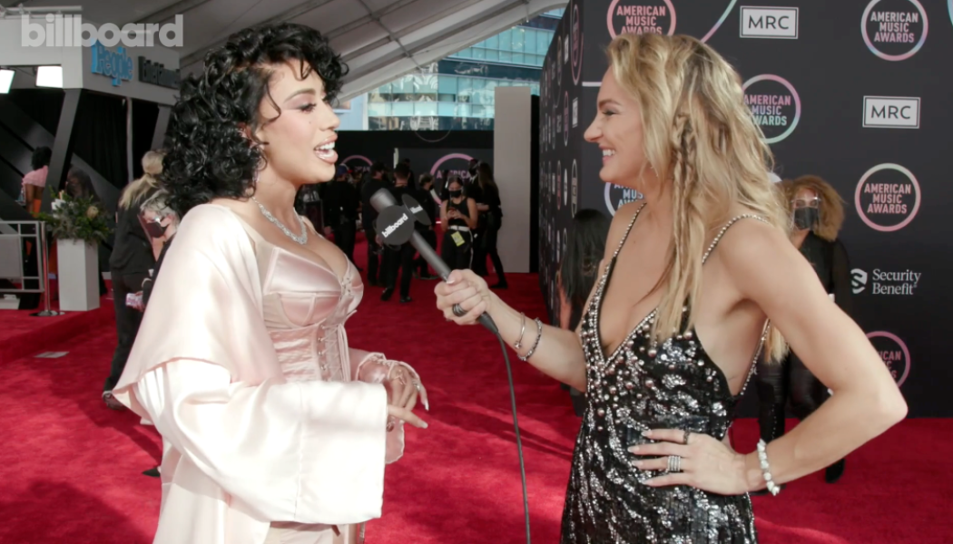 Kali Uchis on Teaching SZA Spanish & Funny On-Set Moment | AMAs 2021