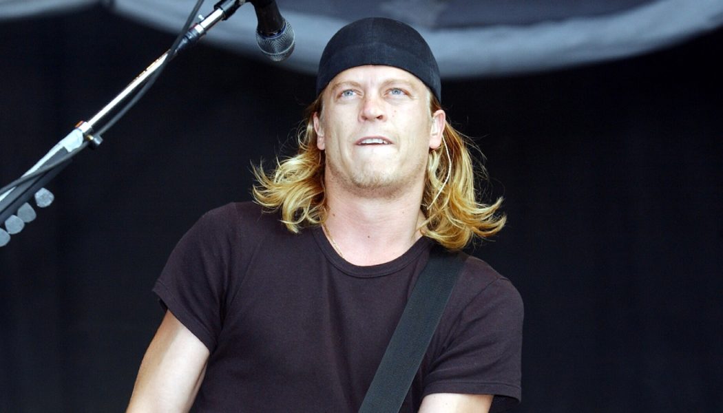 Puddle of Mudd Singer Wes Scantlin Slurs Words, Covers Face, Walks Offstage in Latest Onstage Meltdown: Watch