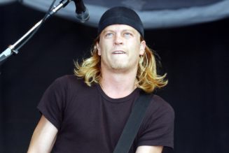 Puddle of Mudd Singer Wes Scantlin Slurs Words, Covers Face, Walks Offstage in Latest Onstage Meltdown: Watch