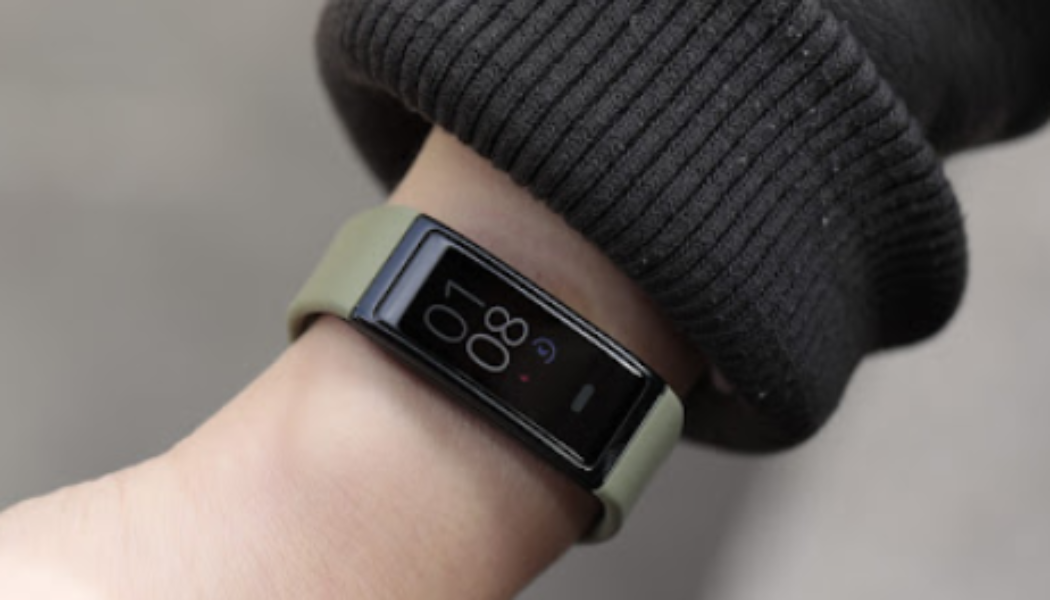 Amazon Halo View review: the Fitbit clone no one asked for