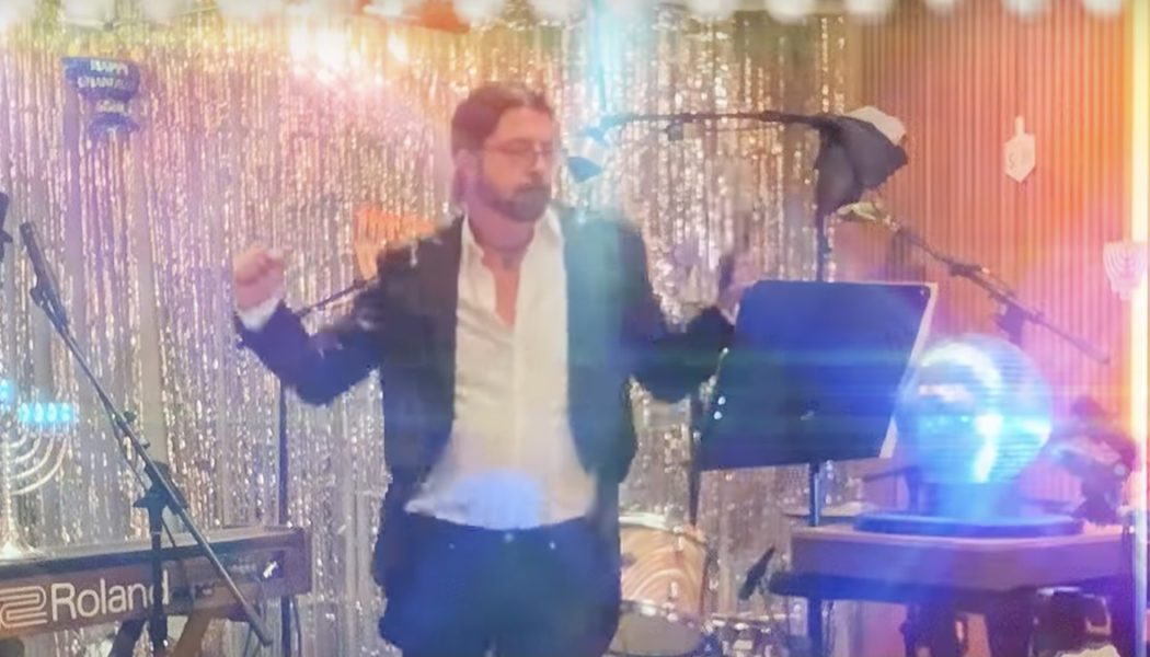 Dave Grohl Goes Full Lounge Singer with Cover of Barry Manilow’s “Copacabana”