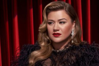 Kelly Clarkson Begs ‘Christmas Come Early’ for Festive New Performance