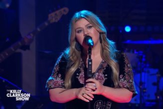 Kelly Clarkson Puts a Sensual Spin on Ariana Grande’s ‘7 Rings’: Watch