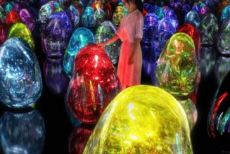 Watch teamLab’s “Resonating Microcosms of Life – Solidified Light Color”