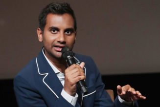 Aziz Ansari Says Aaron Rodgers & Nicki Minaj Are ‘Trapped in a Different Algorithm’ When It Comes to COVID Vaccine