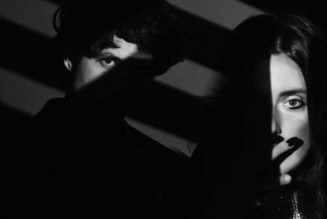 Beach House Share Once Twice Melody Chapter 3: Stream