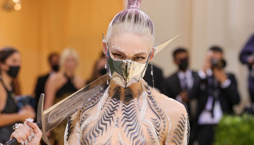 Grimes Unveils “Shinigami Eyes” Visual With Guest Appearance From BLACKPINK’s Jennie