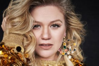 Kelly Clarkson Is an ‘Angel of the Morning’ While Covering The Pretenders Hit