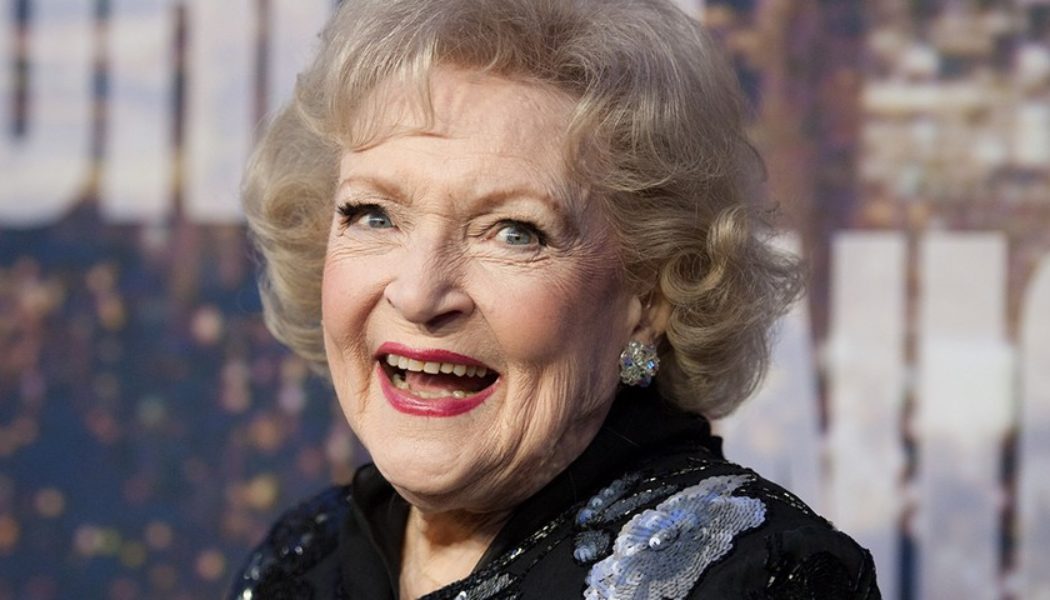 NBC to Air Betty White’s 2010 ‘Saturday Night Live’ Episode In Memory of Late Comedian