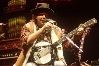 Neil Young Threatens To Pull His Music From Spotify Over Joe Rogan’s COVID ‘Disinformation’