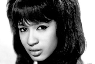 Ronnie Spector, 1960s Icon and Ronettes Leader, Dies at 78