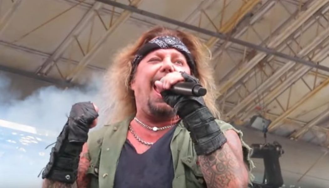 VINCE NEIL Schedules Solo Concert In Middle Of MÖTLEY CRÜE’s ‘The Stadium Tour’