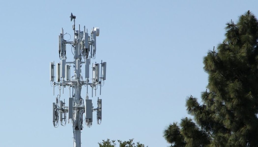 Why AT&T and Verizon are feuding with the US government over a last-minute delay to 5G