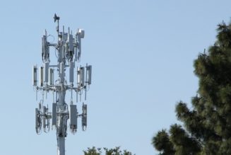 Why AT&T and Verizon are feuding with the US government over a last-minute delay to 5G