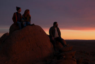 Wolf Like Me Review: Josh Gad and Isla Fisher’s Quirky Genre Romance Feels a Little Too Forgettable