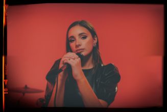 15 Minute Live Performances: AJA