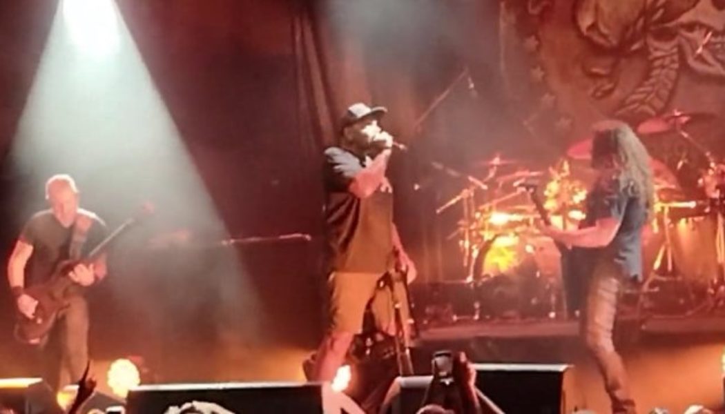 DERRICK GREEN Plays First SEPULTURA Concert In Two Years With Broken Foot (Video)
