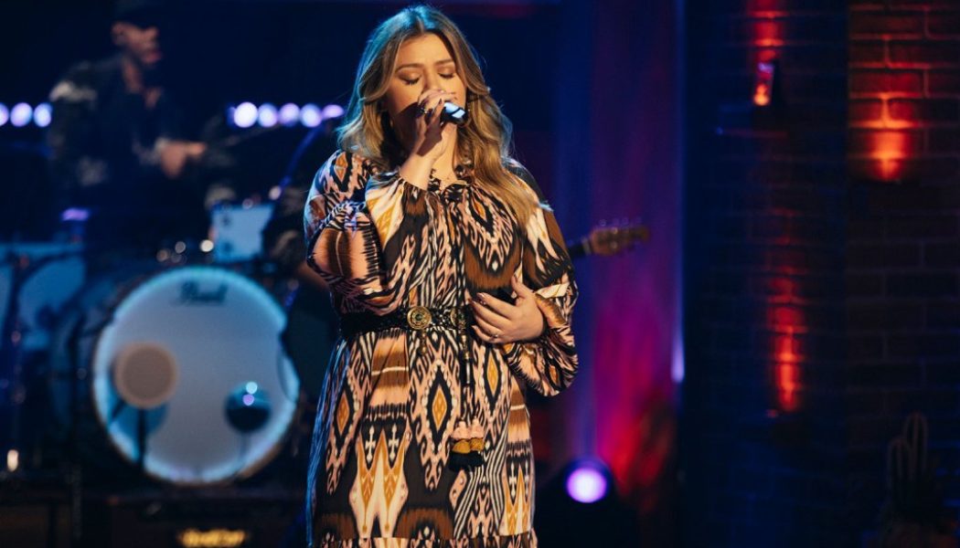 Kelly Clarkson Delivers a Dreamy Crowded House Classic for ‘Kellyoke’: Watch
