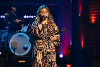 Kelly Clarkson Delivers a Dreamy Crowded House Classic for ‘Kellyoke’: Watch