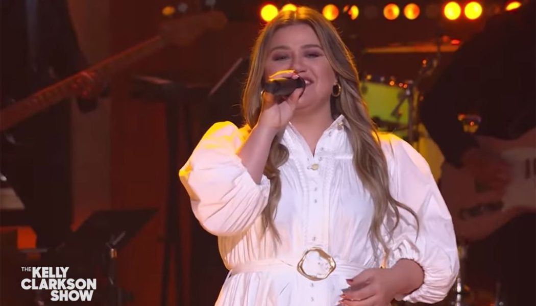 Kelly Clarkson Gets Her ‘Boogie’ on for This Brooks & Dunn Cover: Watch